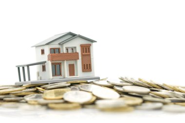 Bir modeli ev model arka plan iş kavramı ve kopya alanı metin veya tasarım için konseptiyle gayrimenkul olarak coins.using bir yığın yerleştirilir.