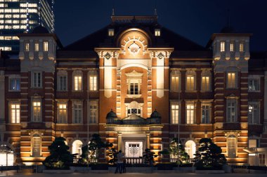 Tokyo İstasyonu gece görünümünü marunouchi mavi akşam gökyüzü altında gökdelenler ile. Tokyo, Japonya'nın photoed.