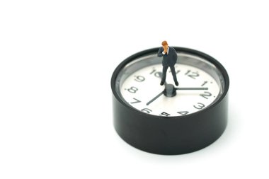 Minyatür insanlar işadamları olarak arka plan stratejisi kavramı ve iş kavramı kopya alanı ile saati ayakta analiz.