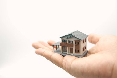 Bir modeli ev modeli eller, Asya Businessmen.using üzerinde arka plan iş kavramı ve gayrimenkul kavramı kopya alanı metin veya tasarım ile yerleştirilir.