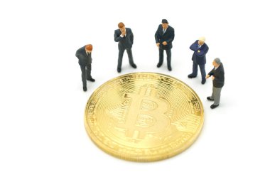 Altın yatırım analizi ayakta minyatür insanlar işadamları para biraz. Arka plan iş kavramı kopya alanı ile olarak dijital Market.using Invest için iletişim.