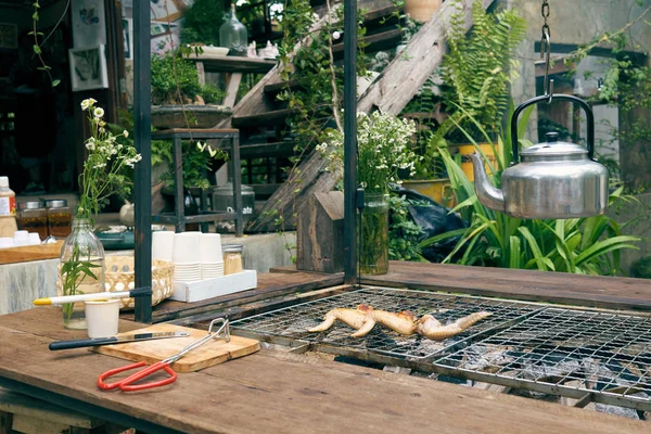 Pollo Parrilla Encuentra Centro Casa Con Una Decoración Hogar Jardín —  Fotos de Stock