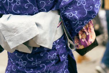 Tokyo, Japonya'da Sensoji Tapınağı önünde Japon kimono ayakta giyen genç kız. Kimono Japon geleneksel giysi var. Kelime 