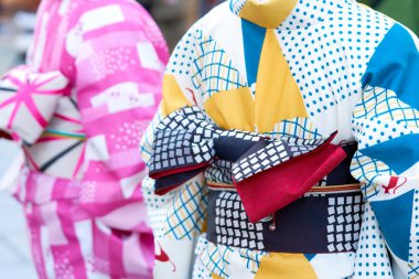 Tokyo, Japonya'da Sensoji Tapınağı önünde Japon kimono ayakta giyen genç kız. Kimono Japon geleneksel giysi var. Kelime 