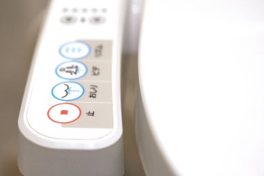 Japonya elektronik bide ile modern yüksek teknoloji tuvalet. Sanayi Liderleri son zamanlarda tabela standartlarına uygun olarak Japon için verdiler.