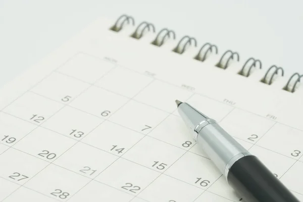 Een Pen Geplaatst Een Kalender Als Achtergrond Eigendom Onroerend Goed — Stockfoto