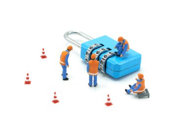 Minyatür insanlar inşaat işçisi güvenlik anahtarı onarım ve kıymetli tedavisinde. Beyaz arka plan kullanarak gibi iş kavramı ve güvenlik kavramı kopya alanı ile arka plan.