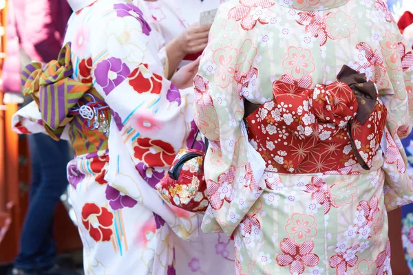 日本东京浅草寺庙前身穿日本和服的少女 和服是日本传统服装 这个词实际上意味着 穿的东西 — 图库照片