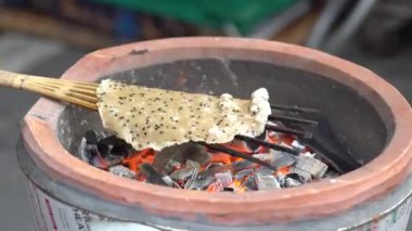 Nasıl yerli Tay yerli aperatif grill için. Meze yapmak için yol hafif bir ısı almak için yangın geçmektir. Yemiş olabilir.