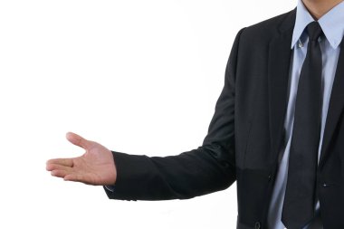 Siyah bir takım elbise giyen işadamı. Eller davet etmek durmak. Beyaz arka plan. arka plan iş kavramı kopya alanı ve beyaz boşluk olarak kullanma.