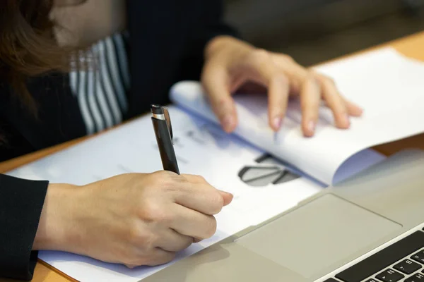Asian Businesswoman Writing Sales Report Black Pen Desk Notebook Computer — Stock Photo, Image