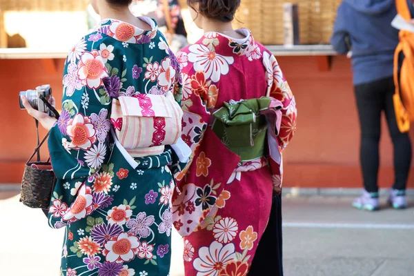 東京都の浅草寺の前に立っている日本の着物を着た少女 着物は日本の伝統的な衣服です きもの 実際に着用する ことを意味 — ストック写真
