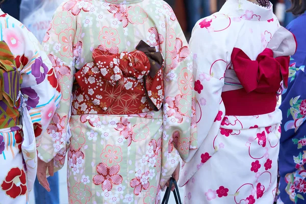 Menina Vestindo Quimono Japonês Frente Templo Sensoji Tóquio Japão Kimono — Fotografia de Stock