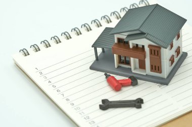 Ev modelleri ve ekipman modelleri bir kitap sıralaması (liste) yerleştirilir. Ev onarım ve inşaat. metin veya tasarım için arka plan özelliği Emlak kavramı kopya alanı ile olarak kullanma.