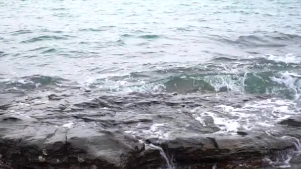Slow Motion Valurile Mării Aruncă Aer Plaja Lungul Țărmurilor Plajă — Videoclip de stoc