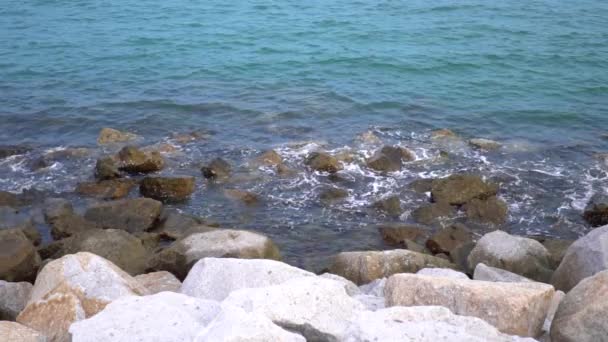Медленное Движение Морские Волны Взрывают Пляж Вдоль Берегов Расслабьтесь Почувствуйте — стоковое видео