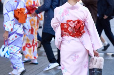 Tokyo, Japonya'da Sensoji Tapınağı önünde Japon kimono ayakta giyen genç kız. Kimono Japon geleneksel giysi var. Kelime 