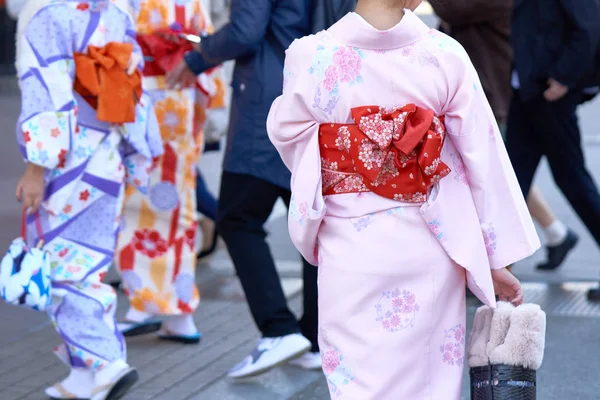 Niña Usando Kimono Japonés Pie Frente Templo Sensoji Tokio Japón —  Fotos de Stock