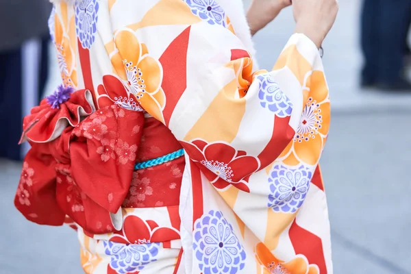 Menina Vestindo Quimono Japonês Frente Templo Sensoji Tóquio Japão Kimono — Fotografia de Stock