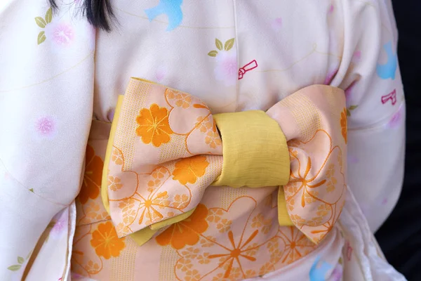 Fiatal Lány Visel Japán Kimonó Állandó Előtt Sensoji Temple Tokió — Stock Fotó