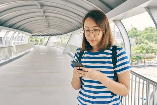 Chica Turista Asiáticos Años Utilizan Teléfonos Inteligentes Para Encontrar Destinos —  Fotos de Stock