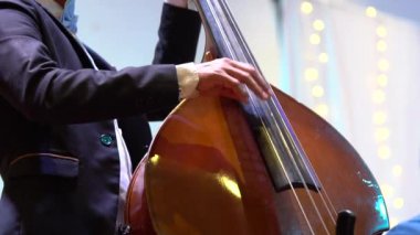 Bir dize saz müzisyen. Tuşuna basıp basarak. Beat için bir ses yapmak için.