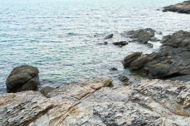 Dalgalar deniz plaj sahil kıyıları boyunca patlatmak. Deniz su erozyonu Relax ve rahat hissediyorum.
