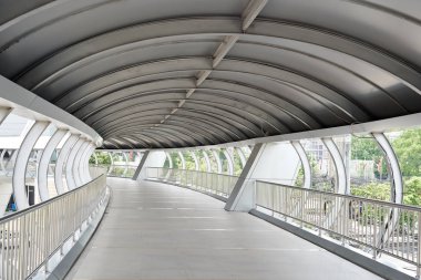 Genel geçit Üstgeçit çatıya güneş ve yağmur vardır. İnsanlar kullanabilirsiniz. Koridor-ebilmek var olmak bağlı binaya sokağın karşısındaki yürümeyi Emanet seyahat.