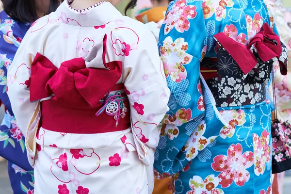 Девушка Японском Кимоно Стоит Перед Храмом Сенсодзи Токио Япония Кимоно — стоковое фото