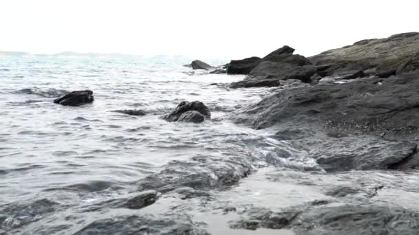 慢动作海浪炸毁海滩沿岸的海滩 海水侵蚀放松 感觉舒适 — 图库视频影像