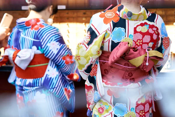 Menina Vestindo Quimono Japonês Frente Templo Sensoji Tóquio Japão Kimono — Fotografia de Stock