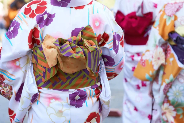 Menina Vestindo Quimono Japonês Frente Templo Sensoji Tóquio Japão Kimono — Fotografia de Stock