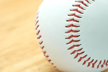 Beyaz beyzbol kırmızı iplik ile. Beyzbol bağlamaları olun. Beyzbol Japonya'nın ulusal bir spordur. Çok popüler olduğunu.