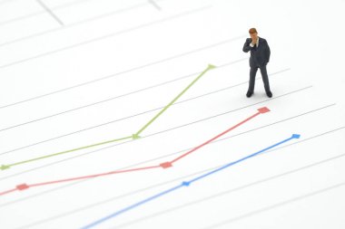 Minyatür işadamları olarak arka plan stratejisi kavramı ve iş kavramı kopya alanı ile performans ile grafik üzerinde yatırım analizi ayakta.