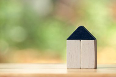 Bir modeli ev model arka plan iş kavramı ve kopya alanı metin veya tasarım için konseptiyle gayrimenkul olarak coins.using bir yığın yerleştirilir.