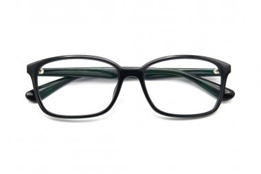 Görme engelli birine günlük hayatı okumak için parlak siyah çerçeveli mor gözlükler. Kopya alanı ile arka plan sağlık kavramı olarak beyaz arkaplan.