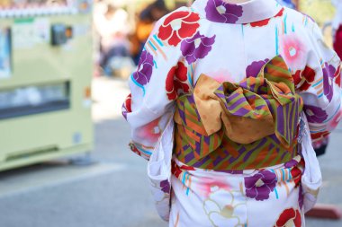 Tokyo, Japonya'da Sensoji Tapınağı önünde Japon kimono ayakta giyen genç kız. Kimono Japon geleneksel giysi var. Kelime 