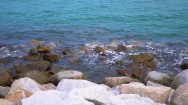 Yavaş dalgalar deniz plaj sahil kıyıları boyunca patlatmak. Deniz su erozyonu Relax ve rahat hissediyorum.
