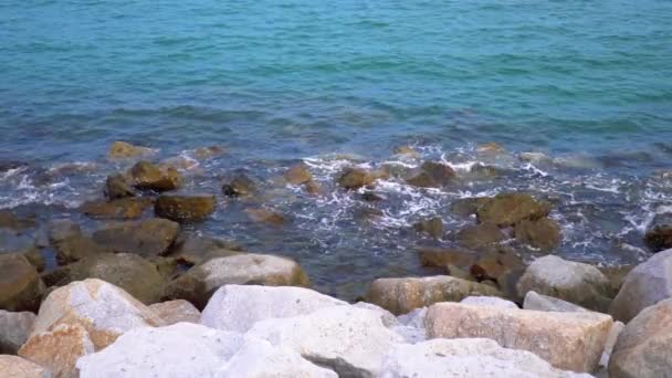 Yavaş Dalgalar Deniz Plaj Sahil Kıyıları Boyunca Patlatmak Deniz Erozyonu — Stok video