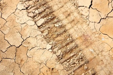 Hizalama yere detaylarını üzerinde toprak çatlaklar tekerlek. Topraktaki nem eksikliği nedeniyle, kurutulmuş kil özellikleri ayrılır. Kuraklık üzerinde toprak koruma