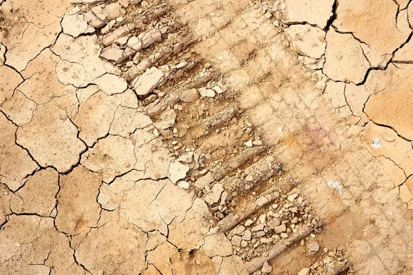 Hizalama yere detaylarını üzerinde toprak çatlaklar tekerlek. Topraktaki nem eksikliği nedeniyle, kurutulmuş kil özellikleri ayrılır. Kuraklık üzerinde toprak koruma