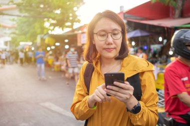 Portre Güzel Asyalı kadınlar akıllı telefonlar tutmak için standı 