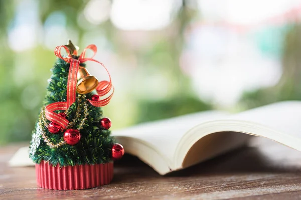 Árvore de Natal em miniatura Celebre o Natal em 25 de dezembro — Fotografia de Stock