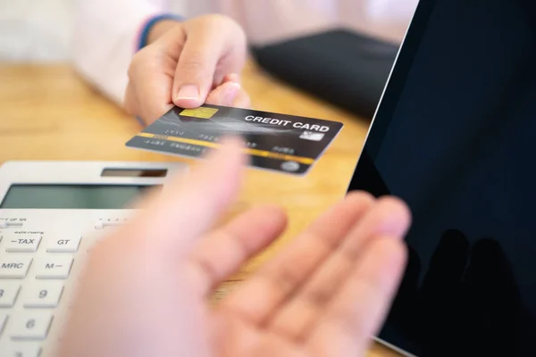 Pagar por bienes o pagar por servicios con tarjetas de crédito, negocios c — Foto de Stock