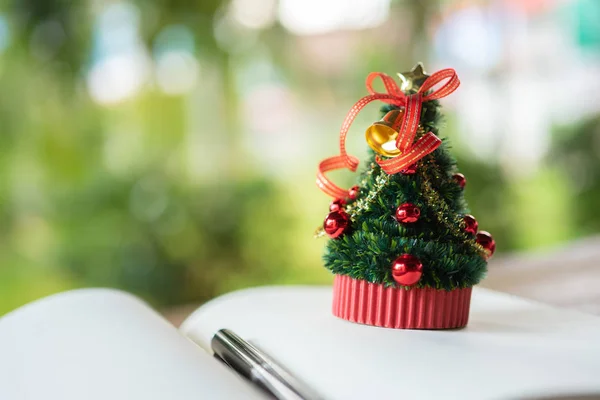 Árvore de Natal em miniatura Celebre o Natal em 25 de dezembro — Fotografia de Stock