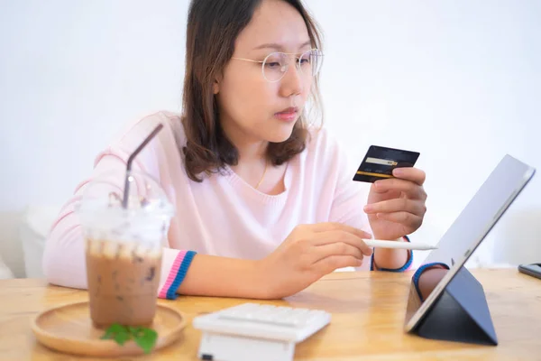 Compras en línea con teléfono inteligente y bolsas de compras entrega servi — Foto de Stock