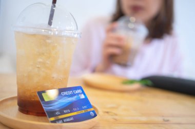 Mallara ya da hizmetlere kredi kartı ya da işletme kartı kullanarak ödeme yapın