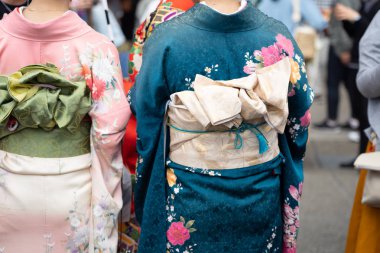 Sensoji önünde ayakta Japon kimono giyen genç kız 