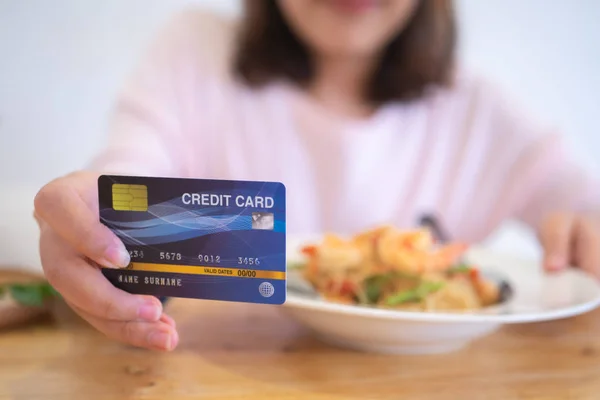 Pagar por bienes o pagar por servicios con tarjetas de crédito, negocios c — Foto de Stock