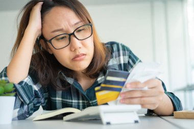 Akıllı telefon ve alışveriş çantaları teslimat servi ile online alışveriş